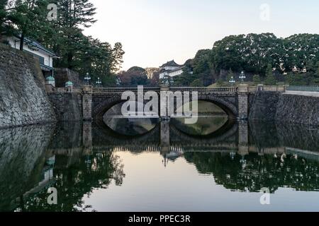 Japan: seimon Ishibashi Brücke, führt zu den wichtigsten Tor des Imperial Palace. Foto vom 22. Dezember 2017. | Verwendung weltweit Stockfoto