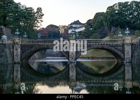 Japan: seimon Ishibashi Brücke, führt zu den wichtigsten Tor des Imperial Palace. Foto vom 22. Dezember 2017. | Verwendung weltweit Stockfoto