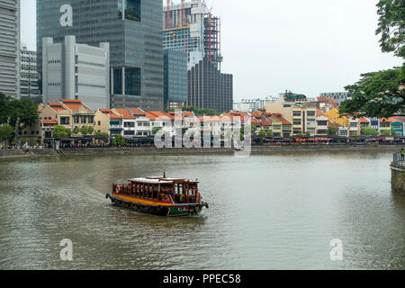 Die schöne Boat Quay Gehäuse Restaurants mit Pkw Taxi Boot auf dem Singapore River South Bank Singapur Stockfoto