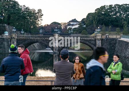 Japan: seimon Ishibashi Brücke, führt zu den wichtigsten Tor des Imperial Palace. Foto vom 22. Dezember 2017. | Verwendung weltweit Stockfoto