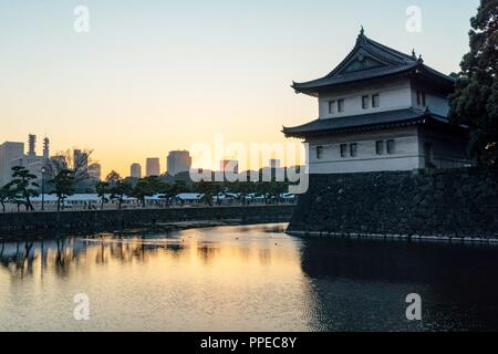 Japan: Tokyo Imperial Palace bei Sonnenuntergang. Foto vom 22. Dezember 2017. | Verwendung weltweit Stockfoto