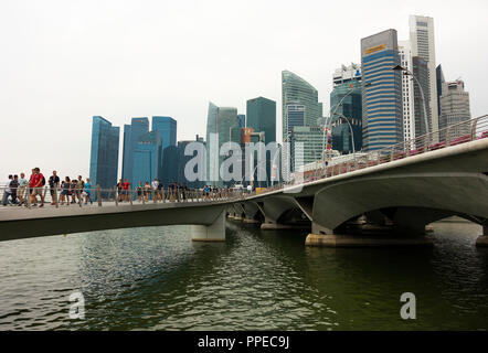 Das Wahrzeichen Fullerton Hotel und Teil des Finanzplatzes in der Nähe der Esplanade vor dem Grand Prix von Singapur Republik 2018 von Singapur Asien Stockfoto