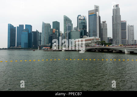 Das Wahrzeichen Fullerton Hotel und Teil des Finanzplatzes in der Nähe der Esplanade vor dem Grand Prix von Singapur Republik 2018 von Singapur Asien Stockfoto
