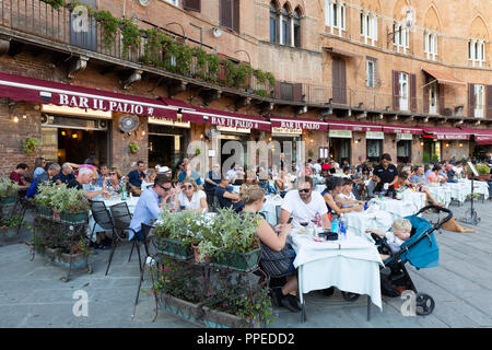 Leute, die draußen im Straßencafe trinken, Bar Il Palio, Piazza del Campo, Siena, Toskana Italien Europa Stockfoto