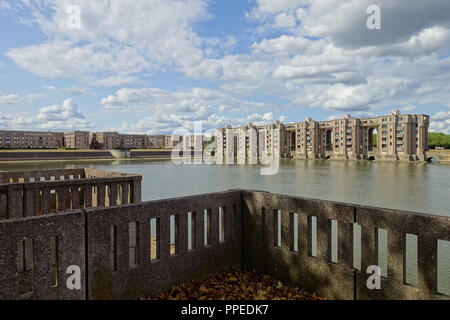 Saint-Quentin-en-Yvelines, Ricardo Bofill, Les Arcades du Lac und Le Viaduc um Bassin de La Sourderie Stockfoto