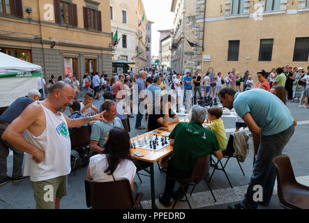 Menschen spielen Schach im Freien, die Piazza Salimbeni, Siena, Toskana Italien Europa Stockfoto