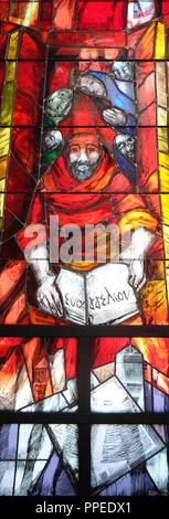 Pfingsten, Glasfenster von Sieger Koder in der Kirche St. Bartholomäus in Leutershausen, Deutschland Stockfoto