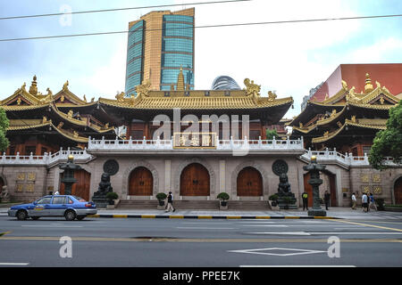 Shanghai, China, 22.Juni 2018: Das Innere des Jing'an Tempel in Shanghai. Ein Ziel des Tourismus. Die chinesischen Schriftzeichen auf dem Board über den Stockfoto