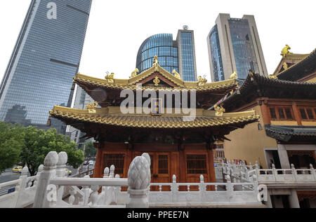 Shanghai, China, 22.Juni 2018: Das Innere des Jing'an Tempel in Shanghai. Ein Ziel des Tourismus. Die chinesischen Schriftzeichen auf dem Board über den Stockfoto