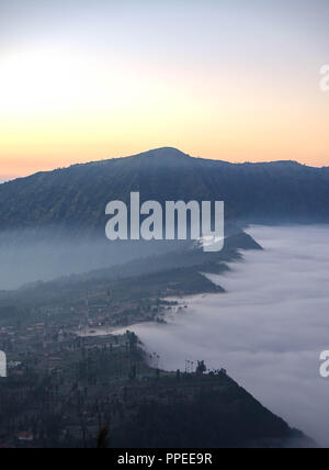 Ein Ziel für den Tourismus zu Indonesien. Sonnenaufgang am Cemoro Lawang Dorf auf dem Bromo Mount Bromo Tengger Semeru National Park, Ost Java, Indones Stockfoto