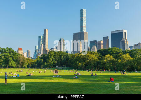 Menschen am Tag der Sommer im Central Park in Manhattan, New York Stockfoto