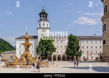 SALZBURG, Österreich - Juli 11, 2015: Blick auf Residenzplatz Residenzbrunnen und Brunnen in der Stadt Salzburg. Stockfoto