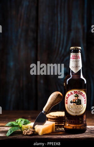 TARNOW, Polen - 24. SEPTEMBER 2018: Flasche italienischen Bier Birra Moretti Serviervorschlag. Stockfoto