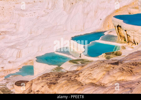 Die bezaubernden Pools von Pamukkale in der Türkei. Pamukkale enthält heißen Quellen und Travertin, Terrassen der Karbonat-Mineralien-links durch das fließende Wasser. Stockfoto