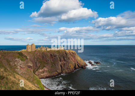 Dunnottar Castle liegt auf einer felsigen Landspitze südlich von Stonehaven, Aberdeenshire, Schottland entfernt. Stockfoto