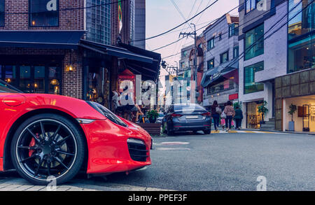 Eine rote glänzende Porsche auf dem BACKSTREET von Garosu-Gil, wo der hip Ort der Gangnam Seoul. Es gibt berühmte Restaurant, ein Cafe und eine Boutique. Stockfoto