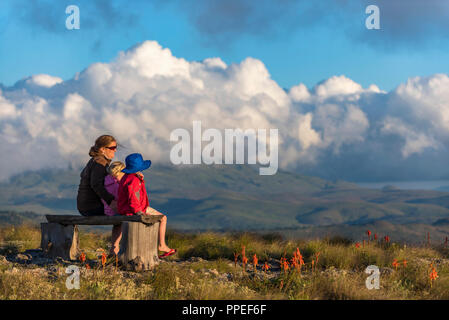 Eine Familie Uhren ein Sonnenuntergang in Nyanga, Simbabwe Stockfoto