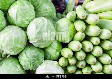 Haufen Grün Frischer Weißkohl und Squash Knochenmark Zeile am Großhandelsmarkt. Gesunde natürliche Reife Gemüse Hintergrund. Die Landwirte Gerät speichern Stockfoto