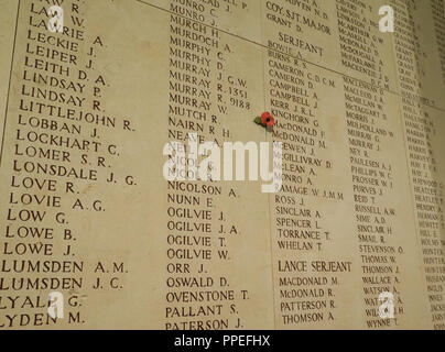 Namen graviert auf der Portland Stone panels Menin Gate Memorial in Ypern. Stockfoto