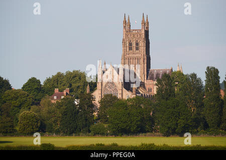 Worcester Cathedral, ist eine anglikanische Kathedrale von Worcester, England, auf einer Bank mit Blick auf den Fluss Severn mit Platz Kopieren gelegen Stockfoto