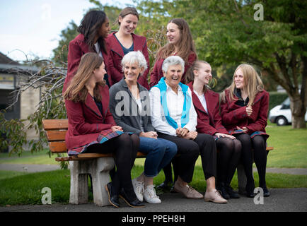 Judy Murray (Mitte links) und Judy Dalton, die Gleichstellung von Frauen und Mädchen mit einigen der Gymnasiasten in St. George's Schule für Mädchen, Edinburgh diskutieren. Stockfoto