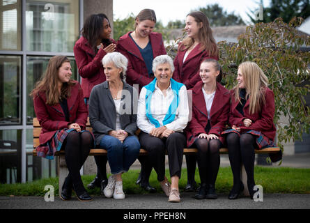 Judy Murray (Mitte links) und Judy Dalton, die Gleichstellung von Frauen und Mädchen mit einigen der Gymnasiasten in St. George's Schule für Mädchen, Edinburgh diskutieren. Stockfoto