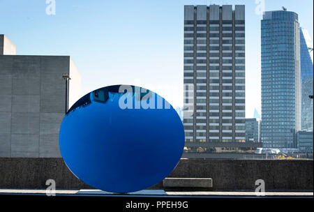 'Sky Spiegel, Blau, 2016" von Anish Kapoor während einer Pressekonferenz für die Ausstellung: Space Laufräder in der Hayward Gallery, Southbank Centre, London. Stockfoto