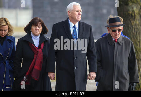 Der amerikanische Vizepräsident Mike Pence (2. von rechts) mit seiner Frau Karen und Tochter Charlotte bei einem Besuch der KZ-Gedenkstätte Dachau. Am Recht, Zeitzeuge Abba Naor. Stockfoto