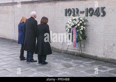 Die US-Vizepräsident Mike Pence und seine Familie besuchen die KZ-Gedenkstätte Dachau und legen einen Kranz am Mahnmal für die Opfer. Stockfoto