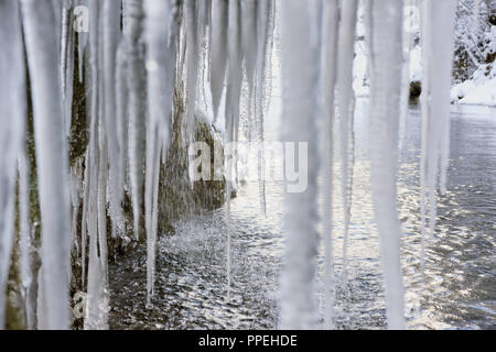 Der Ammer und der Schleierfaelle (Wasserfälle) im Winter mit Eis und Schnee im Allgäu. Stockfoto