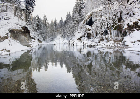 Der Ammer und der Schleierfaelle (Wasserfälle) im Winter mit Eis und Schnee im Allgäu. Stockfoto