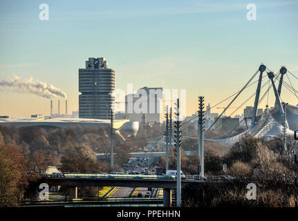 Von links: Ein Blick auf die BMW Welt, das BMW-Hochhaus (4-Zylinder), die Nord power station und das Zelt auf dem Dach des Olympiastadions. Im Vordergrund die Mittlerer Ring Nord. Stockfoto