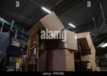 Paketzentrum von DHL in Aschheim bei München. Stockfoto