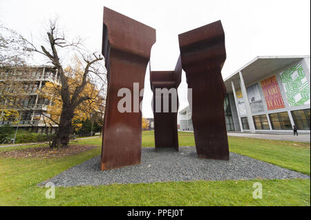 Die Skulptur Buscando la Luz (Suche das Licht), die von der baskischen Bildhauers Eduardo Chillida vor der Pinakothek der Moderne (im Hintergrund rechts) an der Barer Straße im Münchner Museumsviertel. Stockfoto