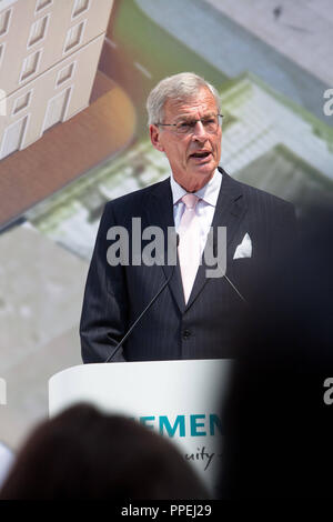 Vorsitzender Gerhard Cromme bei der Eröffnung der Siemens Hauptverwaltung am Wittelsbacher Platz in München. Stockfoto