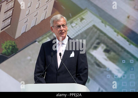 Vorsitzender Gerhard Cromme bei der Eröffnung der Siemens Hauptverwaltung am Wittelsbacher Platz in München. Stockfoto