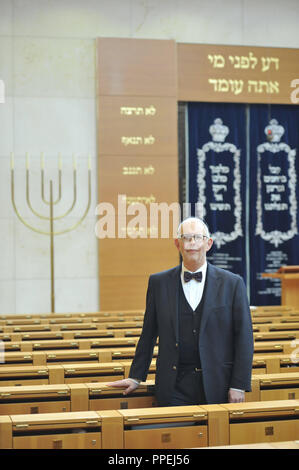 Steven Langnas, ehemaliger Oberrabbiner der Israelitischen Kultusgemeinde in München, dargestellt in der Ohel-Jakob Synagoge am St. Jakobsplatz. Stockfoto