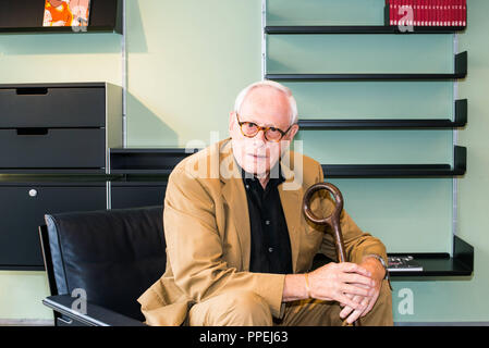 Dieter Rams, der Deutsche Designer, dargestellt an vitsœ Showroom in der Münchner Maxvorstadt. Stockfoto