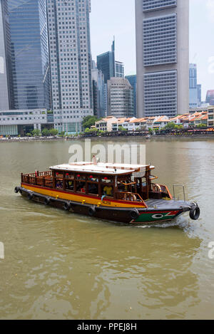 Die schöne Boat Quay Gehäuse Restaurants mit Pkw Taxi Boot auf dem Singapore River South Bank Singapur Stockfoto