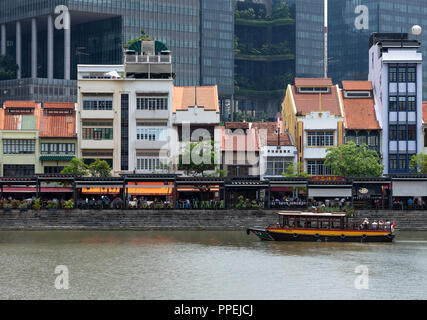 Die schöne Boat Quay Gehäuse Restaurants mit Pkw Taxi Boot auf dem Singapore River South Bank Singapur Stockfoto
