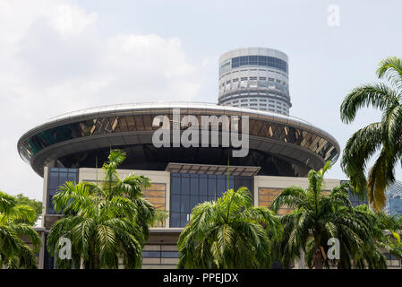 Der Swissotel Stamford Court Tower und das Circular Singapore Supreme Court Gebäude und Palmen in der Republik Singapur Asien Stockfoto