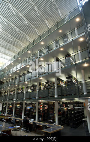 Studenten im sub-Bibliothek' Ulmer Hof' auf dem Campus der Katholischen Universität (KU) Eichstaett-Ingolstadt in Eichstätt. Stockfoto