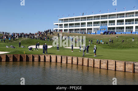 Team Europa Spieler auf dem 16 Grün während der Vorschau Tag zwei der Ryder Cup bei Le Golf National, Saint-Quentin-en-Yvelines, Paris. Stockfoto