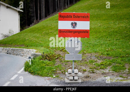 Auf der Brenner, der die Grenze zwischen Österreich und Italien, gibt es ein Schild mit den Worten "Republik Österreich - Grenzübergang.' Stockfoto