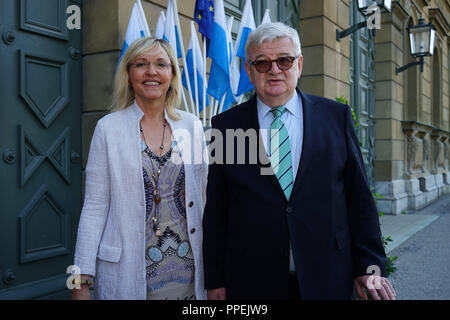 Bayerns Europaminister Beate Merk (CSU) verleiht den "Bayerischen Europamedaille" zu den ehemaligen deutschen Außenminister Joschka Fischer (Bündnis 90/Die Grünen) in der Münchner Residenz. Stockfoto