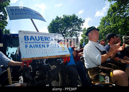 Hunderte von Bauern fordern eine faire Milch Preis bei einer Demonstration vor der bayerischen Staatskanzlei in München. In der gleichen Zeit in der Gebäude ist ein Treffen von Vertretern der Bauernverband und der Bundesverband Deutscher Milchviehhalter (Bundesverband Deutscher Milchviehhalter) mit den Agrarministern des Bundes und der freien Staat unter der Führung von Ministerpräsident Horst Seehofer. Stockfoto