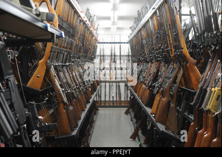 Pistolen, Revolver, Gewehre in der Waffenkammer (8.000 Waffen) der forensischen Abteilung im Bayerischen Landeskriminalamt (Staatliche Investigation Bureau) in München. Stockfoto