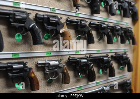 Pistolen, Revolver, Gewehre in der Waffenkammer (8.000 Waffen) der forensischen Abteilung im Bayerischen Landeskriminalamt (Staatliche Investigation Bureau) in München. Stockfoto