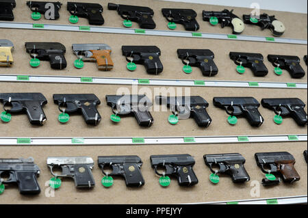 Pistolen, Revolver, Gewehre in der Waffenkammer (8.000 Waffen) der forensischen Abteilung im Bayerischen Landeskriminalamt (Staatliche Investigation Bureau) in München. Stockfoto