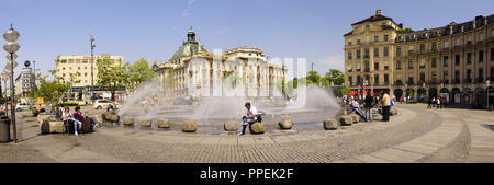 Panorama vom Karlsplatz Stachus in München mit Springbrunnen Stockfoto